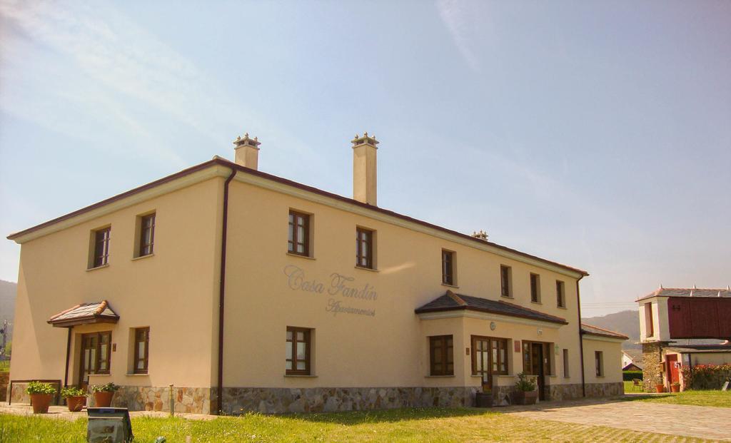 Apartamentos Fandin Ribadeo Esterno foto